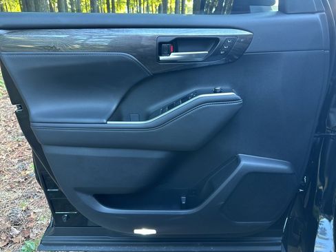Used 2025 Toyota Highlander Platinum image 18