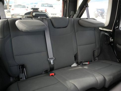 Used 2022 Jeep Wrangler Unlimited Sahara image 18