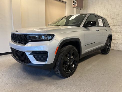 Used 2023 Jeep Grand Cherokee Altitude AWD/4WD image 13