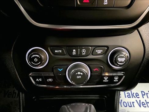 Used 2021 Jeep Cherokee Latitude AWD/4WD image 15