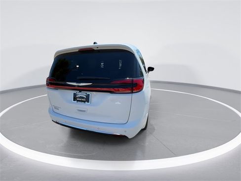 New 2026 Chrysler Pacifica Select image 7