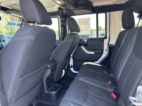 Used 2017 Jeep Wrangler Unlimited Sahara w/ Connectivity Group AWD/4WD image 10