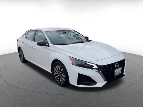 Used 2025 Nissan Altima 2.5 SV FWD image 3