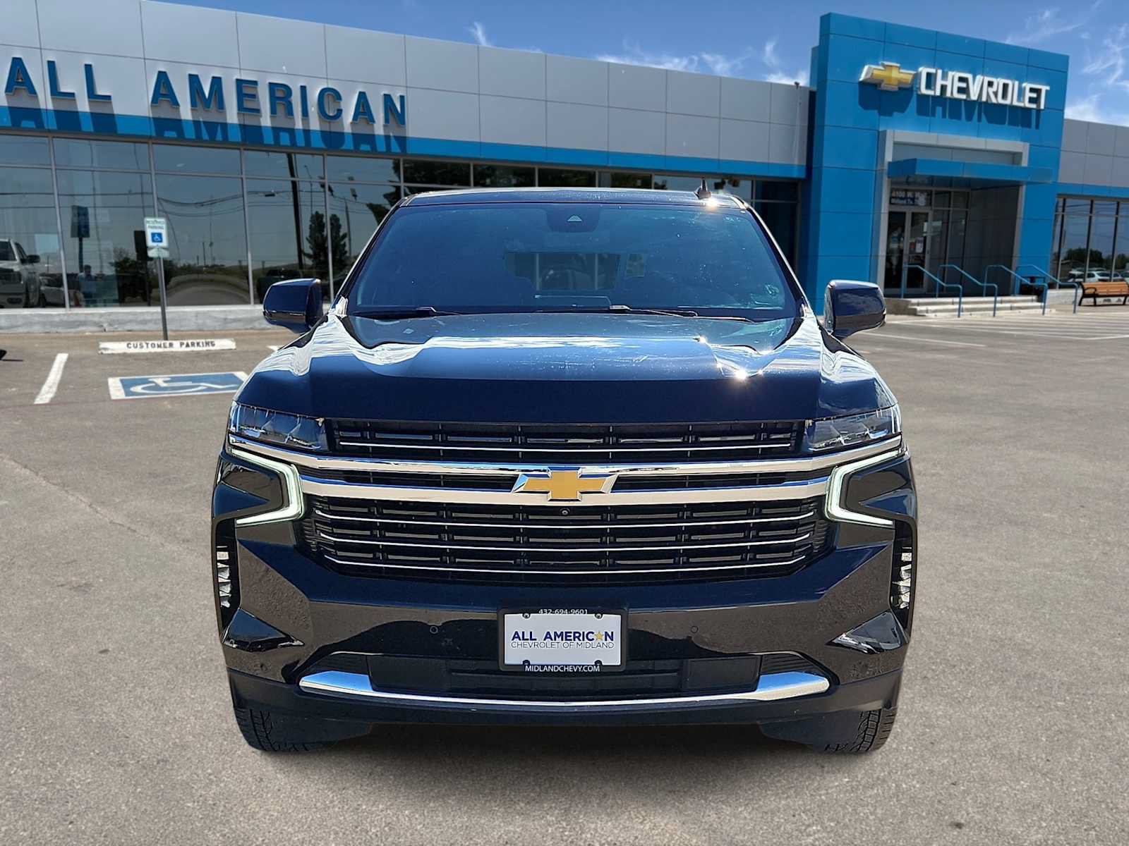 Used 2024 Chevrolet Tahoe LT w/ Luxury Package RWD image 3