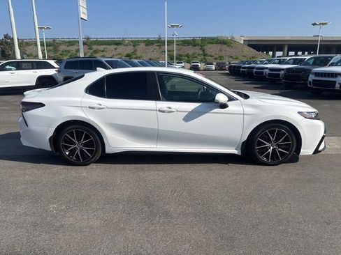 Used 2021 Toyota Camry SE image 7