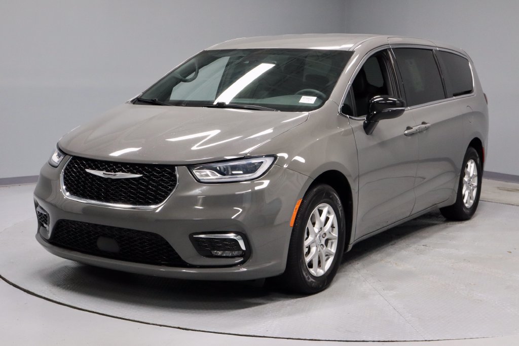 Used 2025 Chrysler Pacifica Select FWD image 8