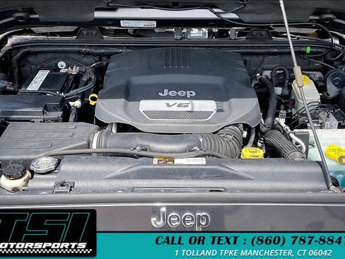 Used 2014 Jeep Wrangler Unlimited Sahara w/ Connectivity Group AWD/4WD image 9