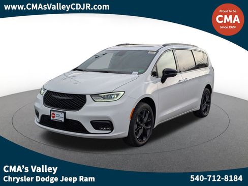 New 2026 Chrysler Pacifica Limited w/ Uconnect Theater Family Group image 1