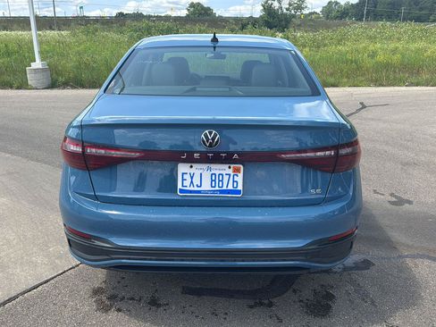Used 2025 Volkswagen Jetta SE FWD image 4