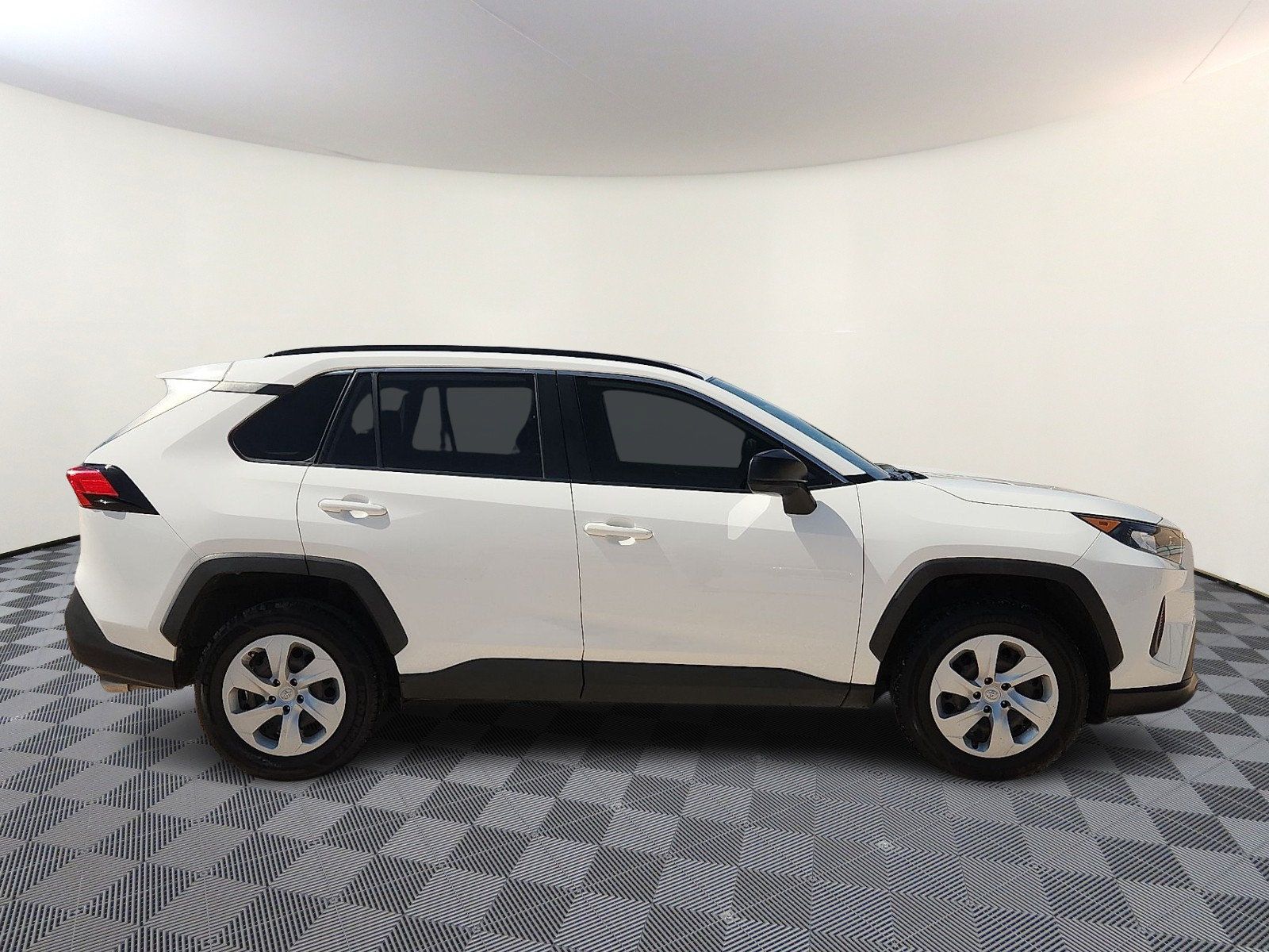 Used 2020 Toyota RAV4 LE FWD image 5