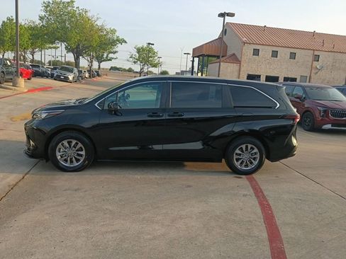 Used 2025 Toyota Sienna LE image 4
