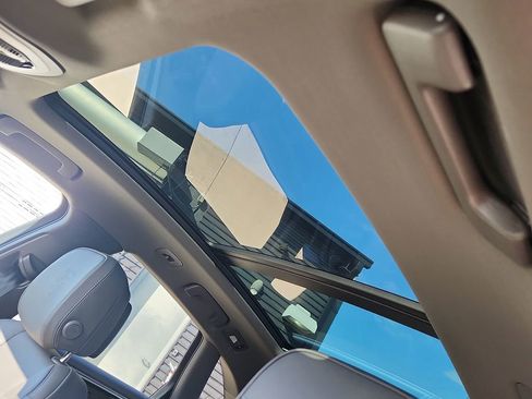 Used 2025 Porsche Macan image 12