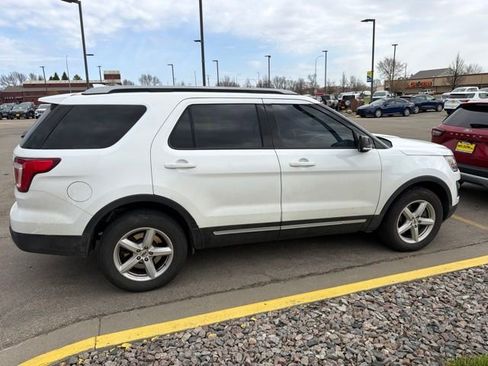 Used 2017 Ford Explorer XLT w/ Equipment Group 202A AWD/4WD image 12