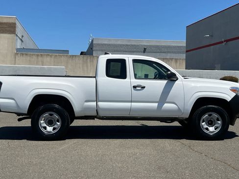 Used 2022 Toyota Tacoma SR RWD image 5