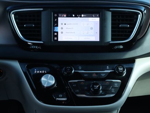 Used 2023 Chrysler Voyager LX image 9