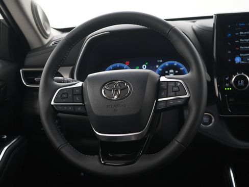 Used 2025 Toyota Highlander Limited AWD/4WD image 18