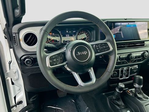 Used 2025 Jeep Wrangler Unlimited Sahara AWD/4WD image 8