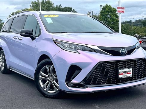 Used 2023 Toyota Sienna XSE AWD/4WD image 2