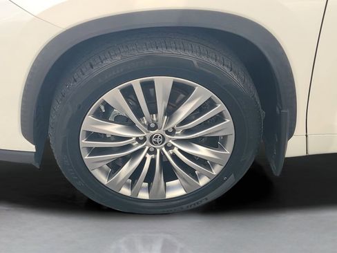 Used 2021 Toyota Highlander Platinum image 10