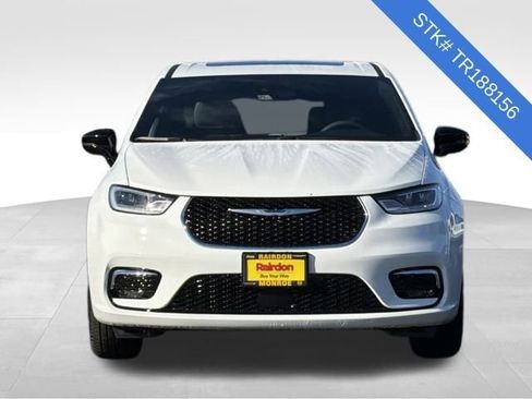 New 2026 Chrysler Pacifica Select image 2