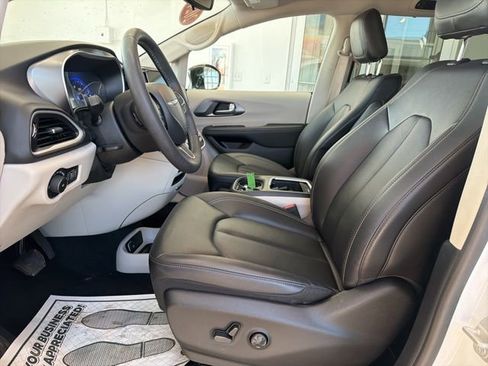 Used 2024 Chrysler Pacifica Touring-L image 20