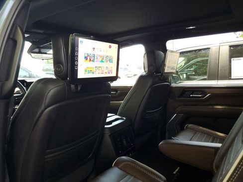 Used 2025 GMC Yukon XL Denali Ultimate AWD/4WD image 9