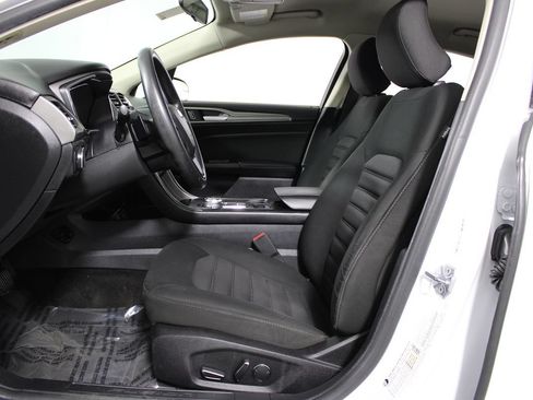 Used 2017 Ford Fusion SE w/ Fusion SE Technology Package FWD image 8