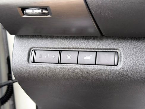 Used 2024 Nissan Pathfinder SL AWD/4WD image 17