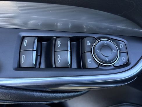 Used 2025 Cadillac XT4 Premium Luxury image 21