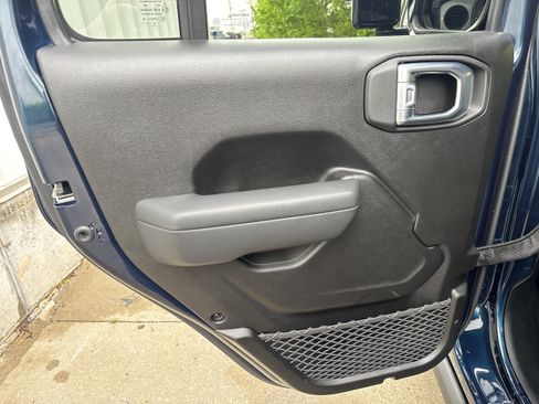 Used 2025 Jeep Gladiator Sport image 8