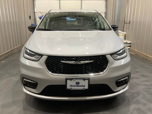 Used 2024 Chrysler Pacifica Touring-L image 2