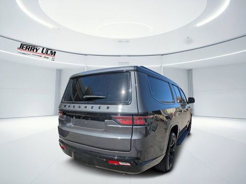 Used 2025 Jeep Wagoneer L Series II image 3