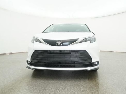New 2026 Toyota Sienna XLE image 46