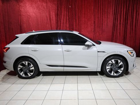 Used 2021 Audi e-tron Premium w/ Convenience Plus Package image 8