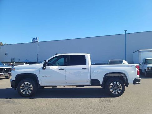 Used 2022 Chevrolet Silverado 2500 Custom w/ Custom Value Package image 5
