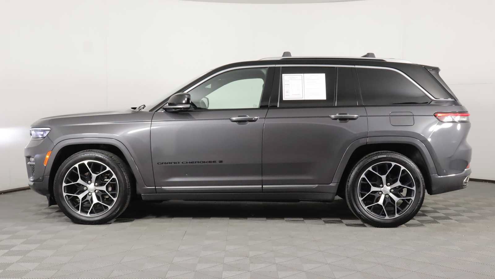 Used 2023 Jeep Grand Cherokee Summit AWD/4WD image 8