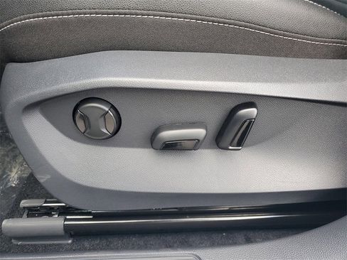 New 2026 Volkswagen Taos SE image 19