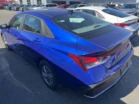 Used 2025 Hyundai Elantra SE w/ Cargo Package image 5