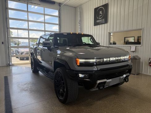 Used 2025 GMC Hummer EV 2X AWD/4WD image 13