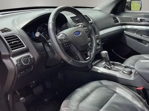 Used 2017 Ford Explorer XLT w/ Equipment Group 202A AWD/4WD image 25