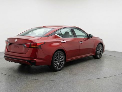 Used 2025 Nissan Altima 2.5 SV image 9