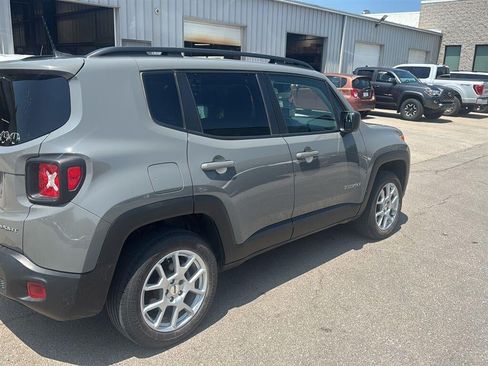 Used 2022 Jeep Renegade Sport w/ Sport Appearance Group AWD/4WD image 3