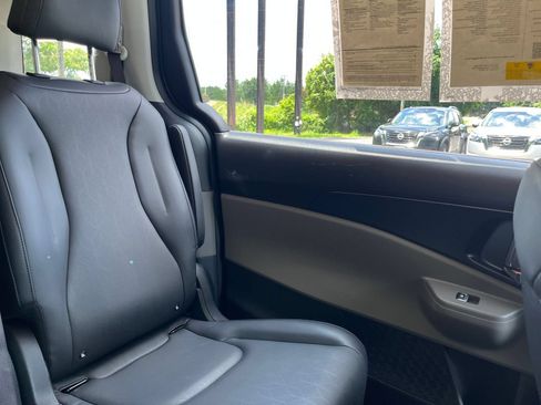 Used 2026 Kia Carnival FWD image 39