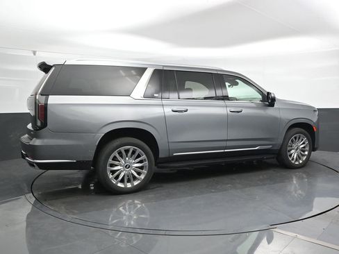 Used 2023 Cadillac Escalade ESV Premium Luxury image 2