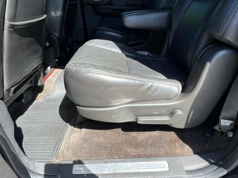 Used 2011 Cadillac Escalade ESV Premium image 36