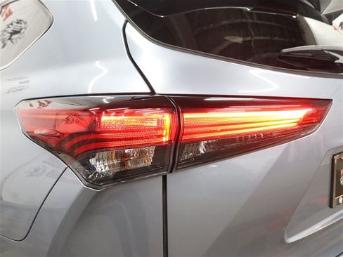 Used 2021 Toyota Highlander XLE AWD/4WD image 9