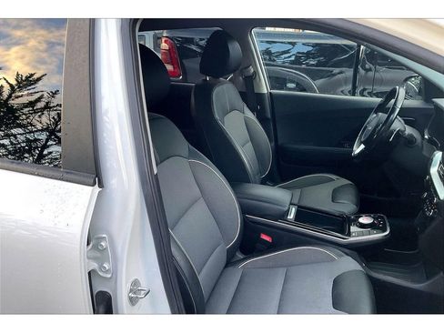 Used 2022 Kia Niro EX image 7