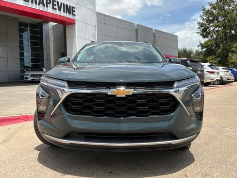 Used 2025 Chevrolet Trax LT w/ LT Convenience Package FWD image 3