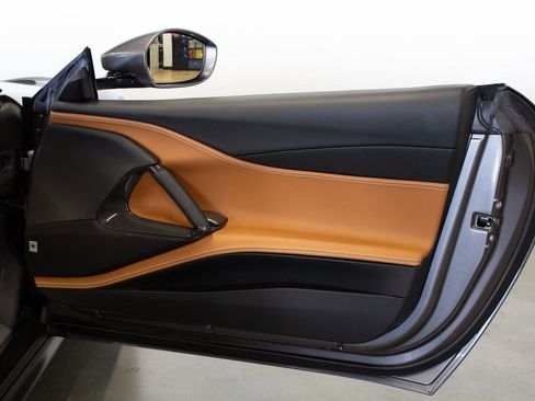 Used 2021 Ferrari 812 GTS image 18