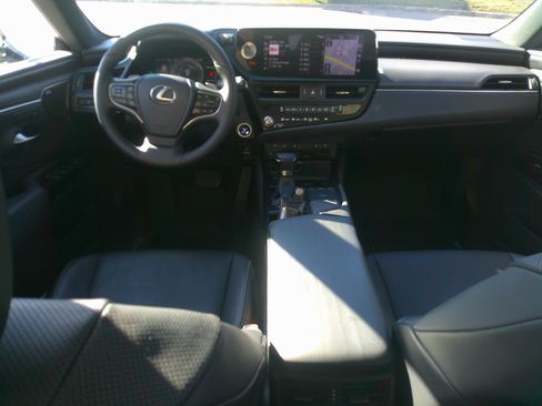 Used 2022 Lexus ES 300h w/ Premium Package image 31
